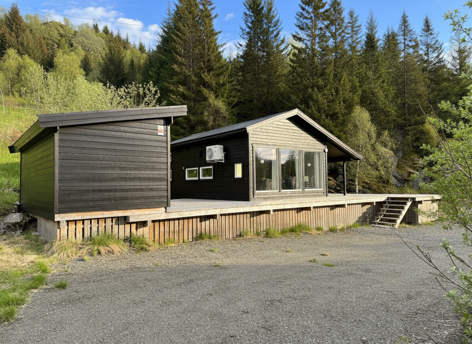 Foto: Privat, hytten er i dag malt i denne mørkere fargen Galleribilde