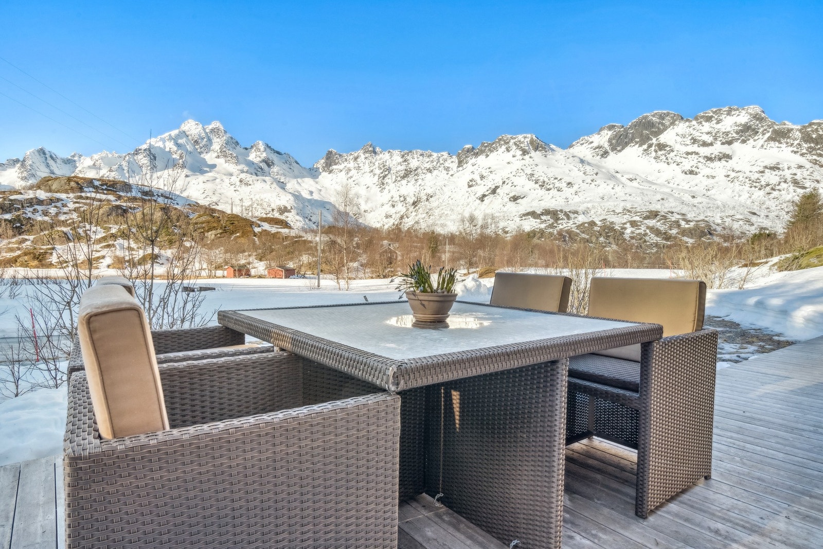 Fra terrassen har man en upåklagelig utsikt utover Litlvatnet og majestetiske fjellene rundt. Galleribilde