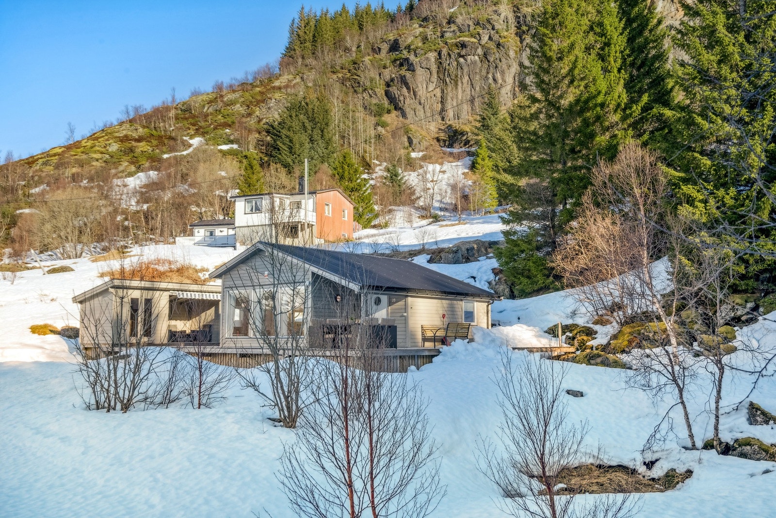 Inntil Svolvær er det ca. 55 kilometer med bil, hvor man finner alt man trenger i hverdagen. Samt flyplass. Galleribilde