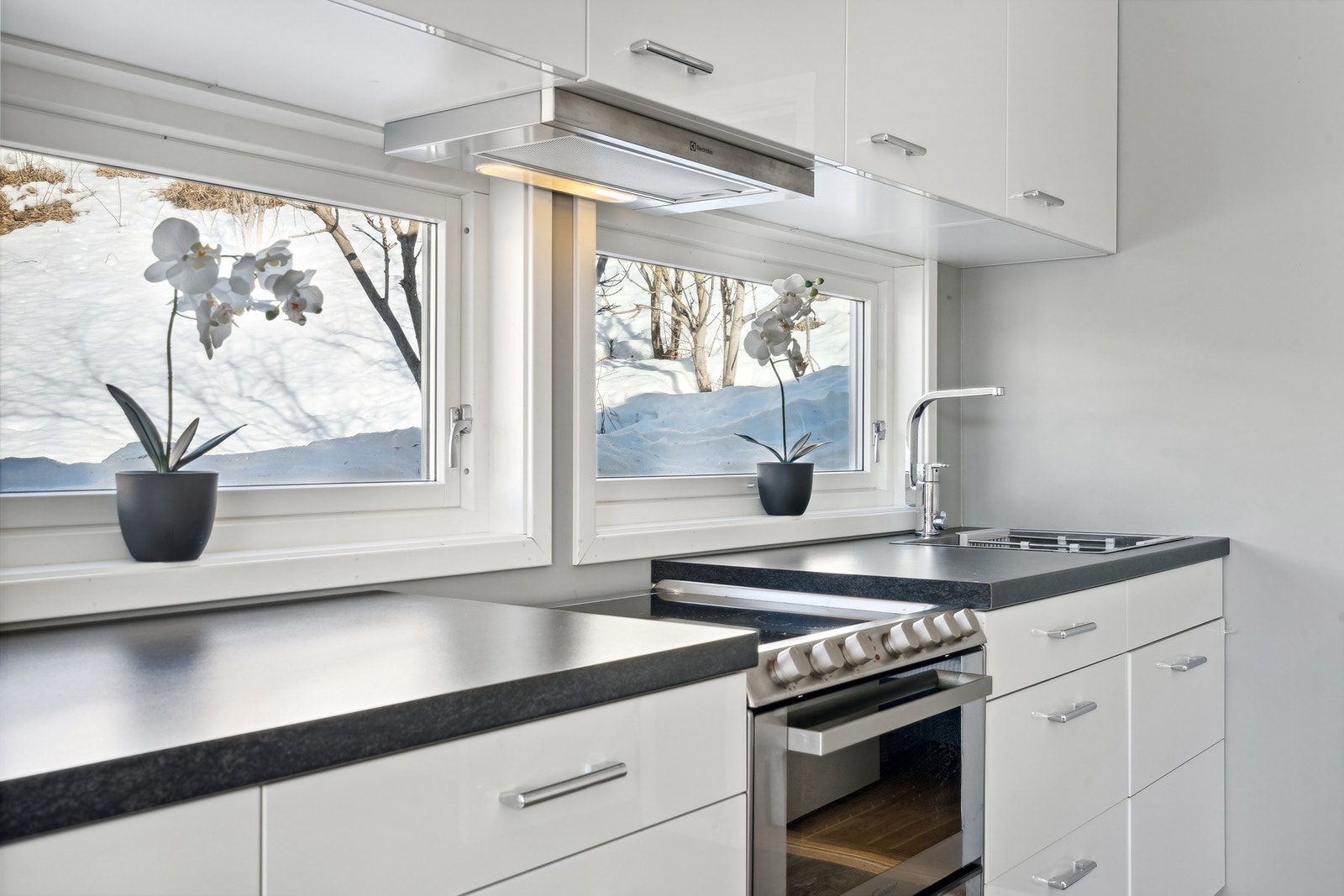 Kjøkkendelen har en fin og tidløs innredning med glatte fronter og laminat benkeplate. Galleribilde