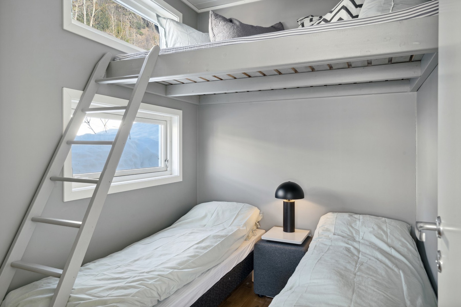 Soverom innredet med 2 enkeltsenger og plassbygd køyseng for ekstra sengeplass. Galleribilde