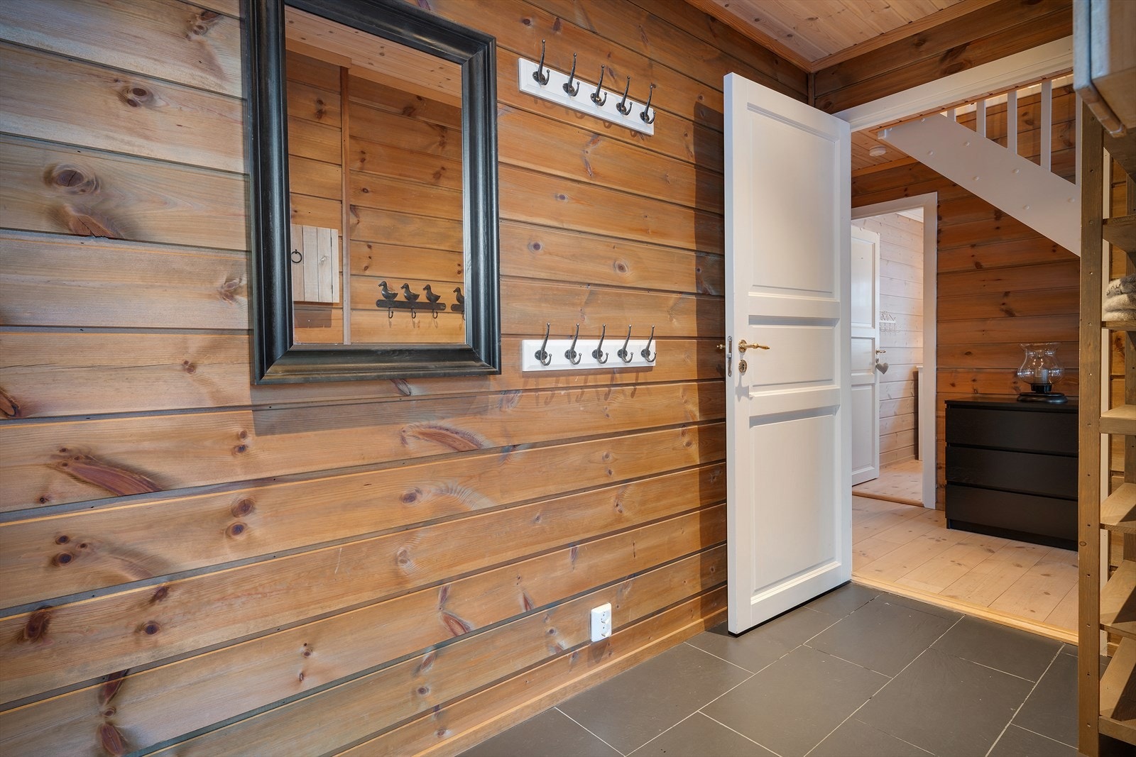 Lys og romslig entré med god plass til oppheng av yttertøy. Galleribilde