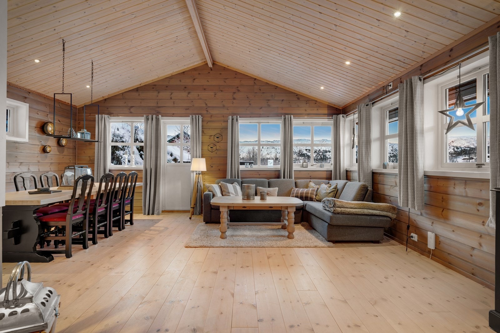 Stuen har god takhøyde og store vindusflater som slipper inn rikelig med dagslys. Galleribilde