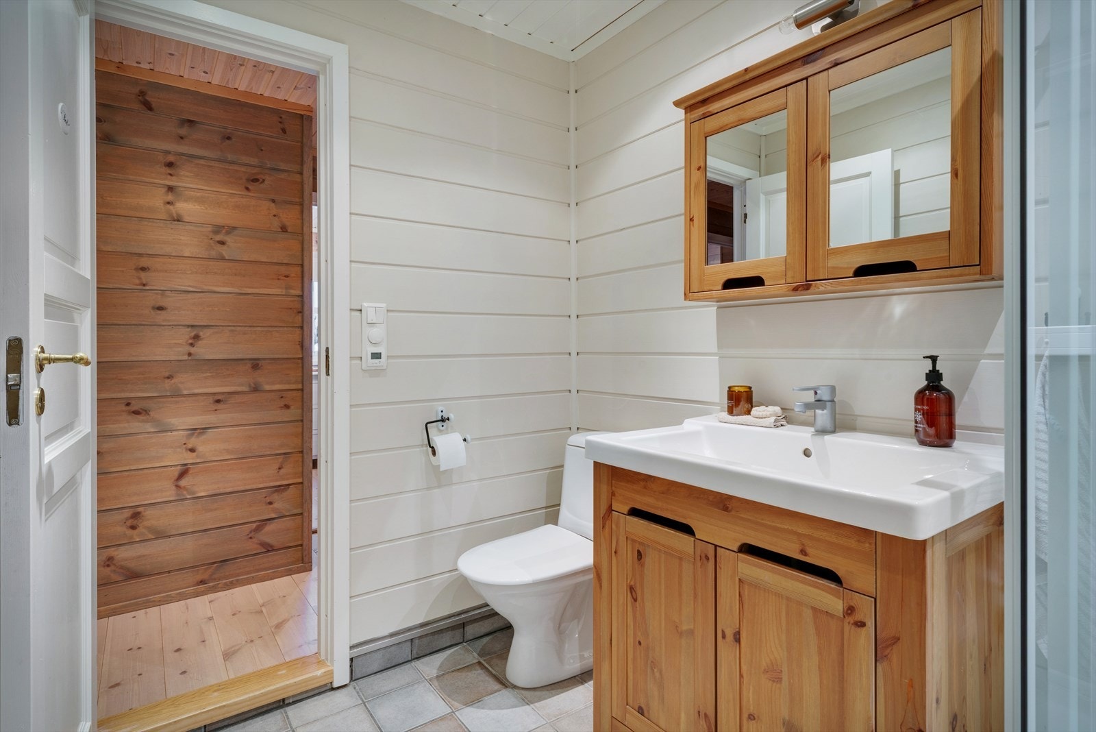 Badet har mekanisk avtrekk og varmekabler i gulvet. Galleribilde