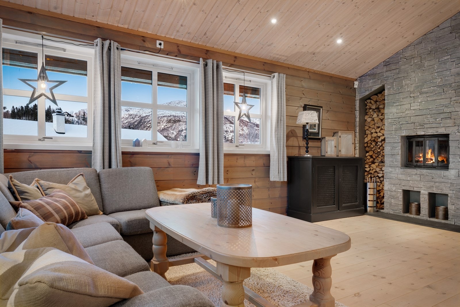 Stuen er innredet med peis som gir en lun og koselig atmosfære - perfekt for kjølige høst- og vinterkvelder. Galleribilde