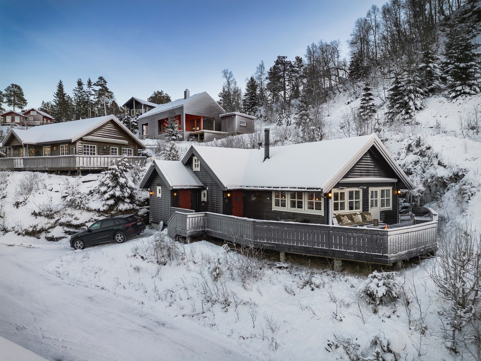 Hytten er godt vedlikeholdt - Fasaden ble beiset i 2024, og vinduer og dører ble malt utvendig samme år. Galleribilde