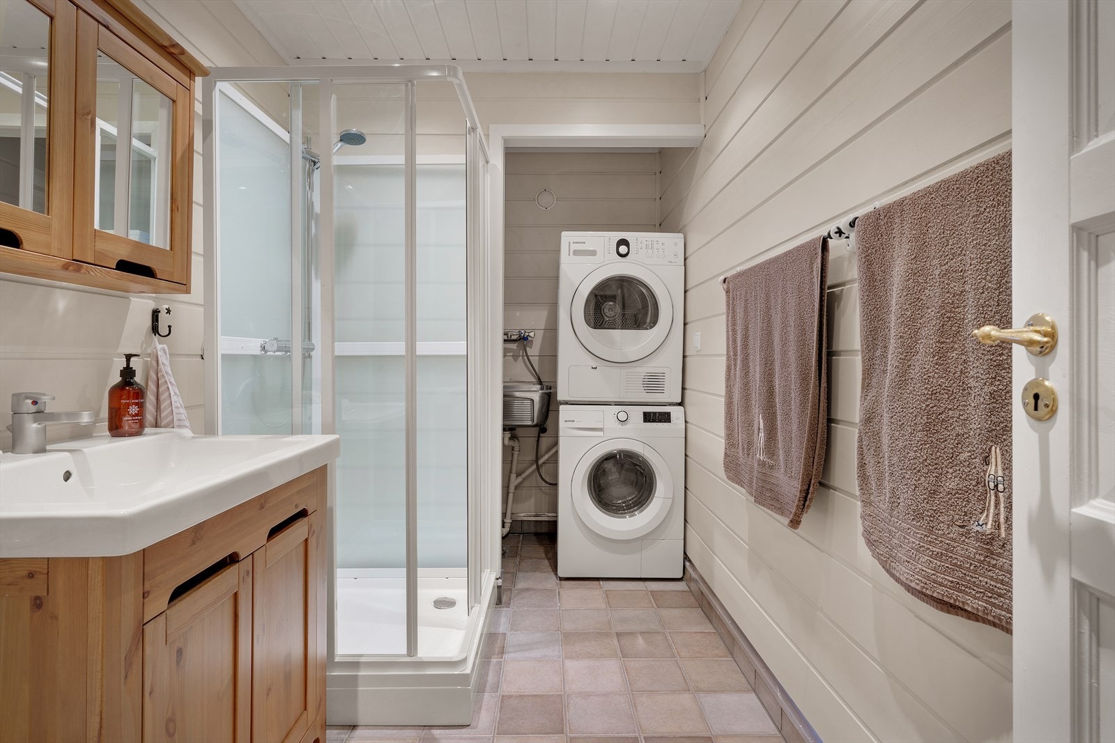 Badet er innredet med nedfelt servant, toalett og dusjkabinett fra 2026. Galleribilde