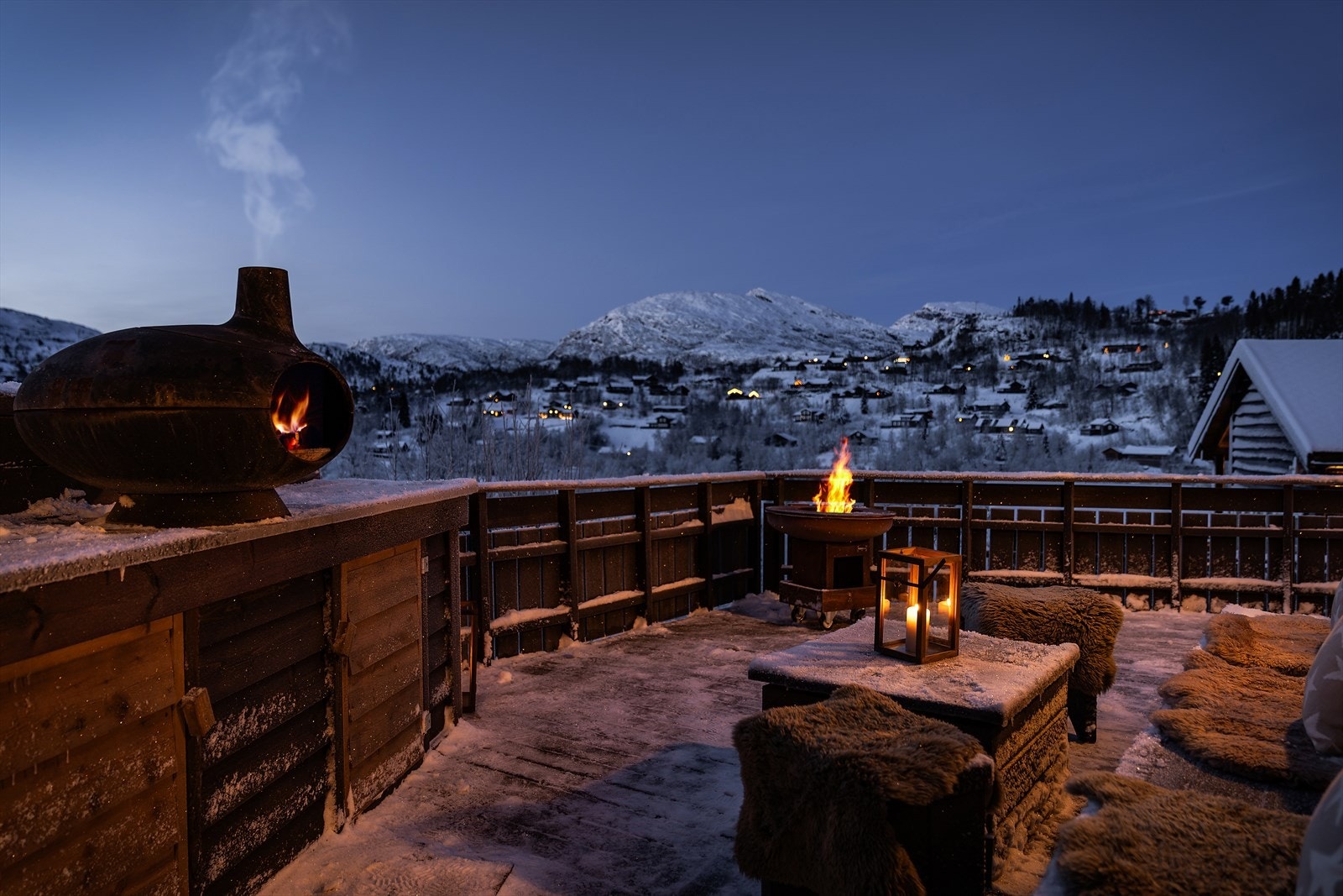 Hytten har en romslig terrasse på ca. 65 m² med plassbygd utekjøkken og benk Galleribilde