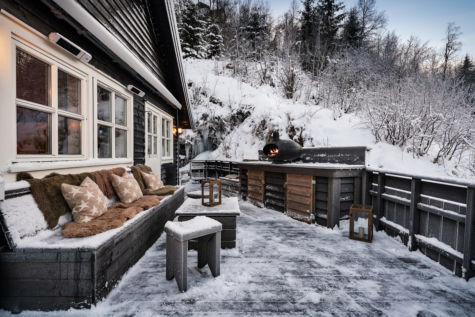 Det er montert varmelamper - Her kan sosiale stunder og gode samtaler vare til langt ut på kvelden. Galleribilde
