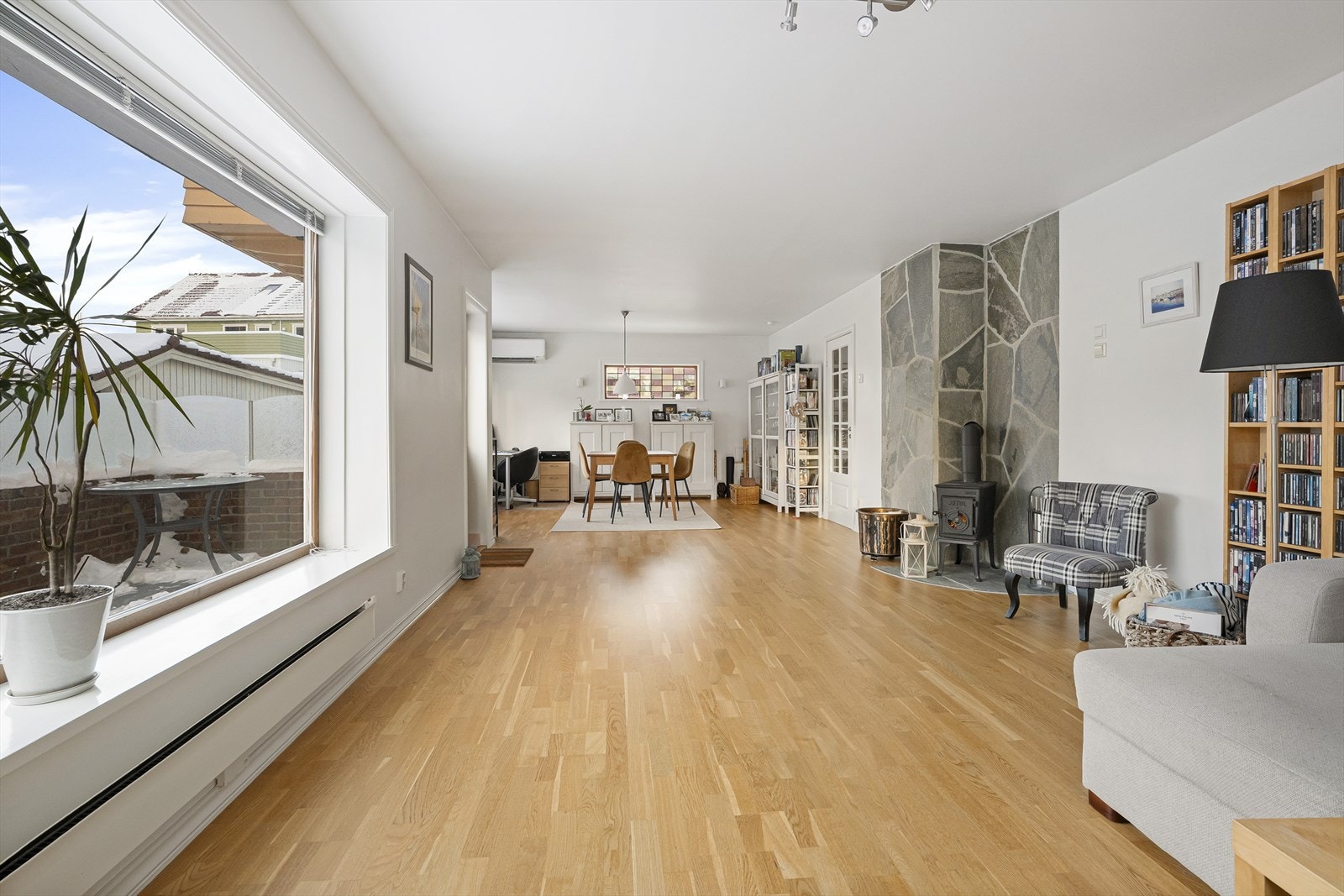 Både effektiv vedovn og varmepumpe. Galleribilde