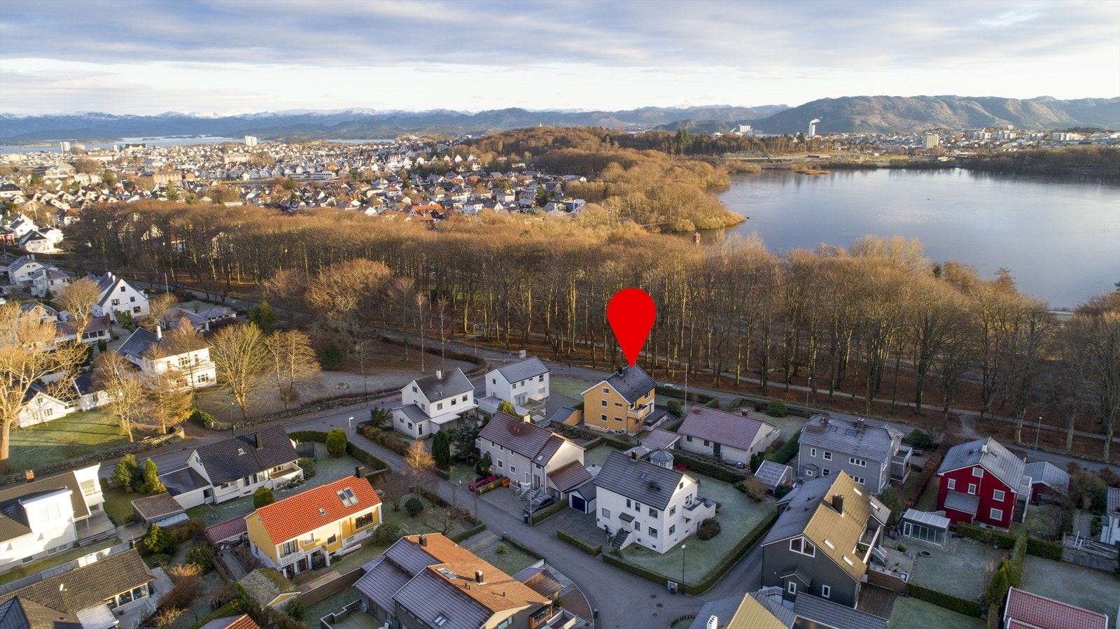 Flott beliggende på Eiganes med parken foran. Galleribilde