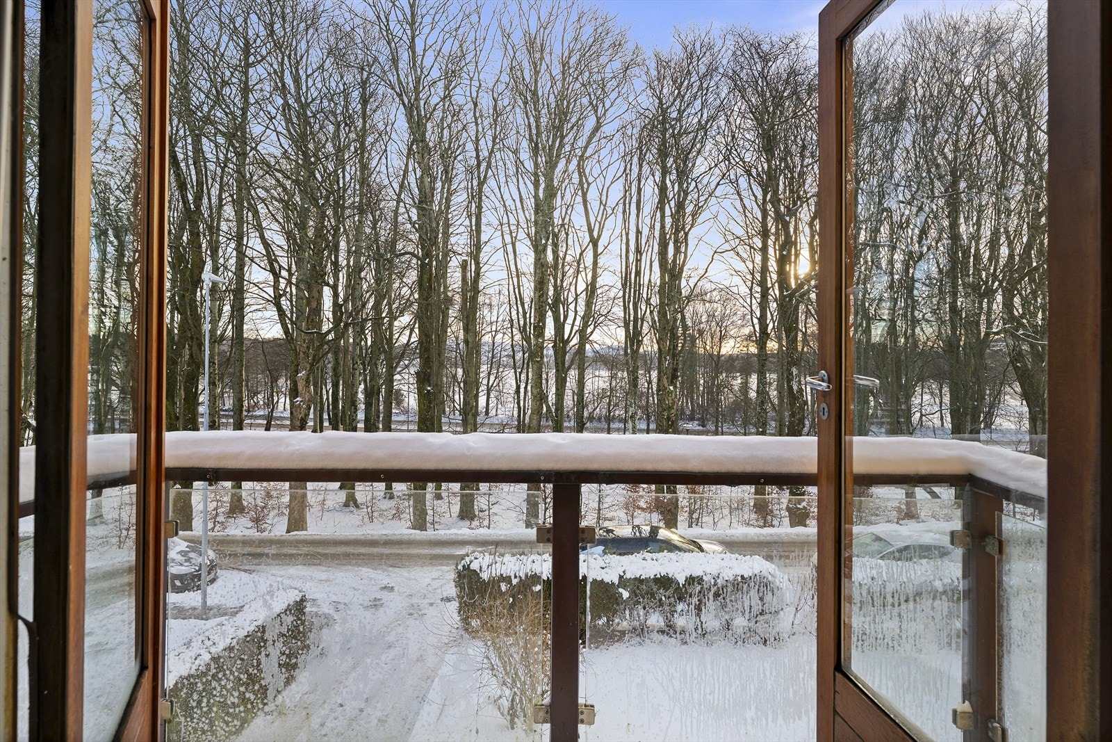 Flott utsikt gjennom glassrekkverk Galleribilde