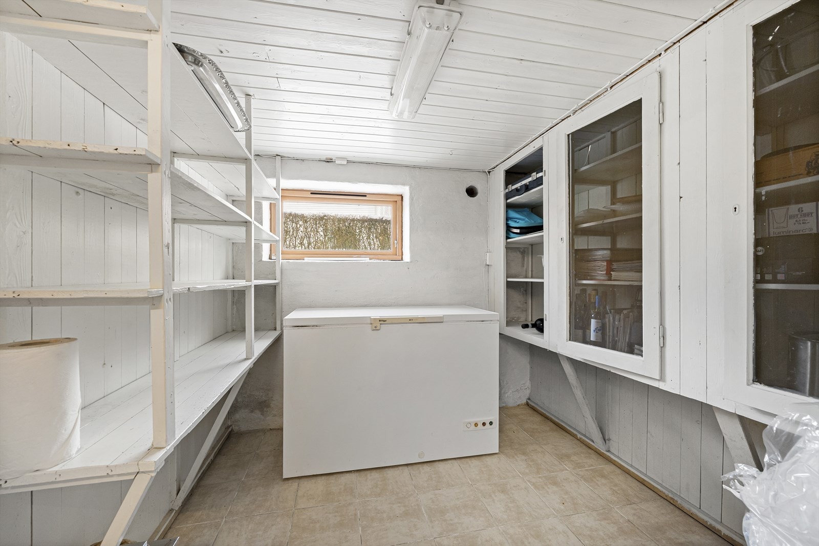 Mange kjellerrom og godt med lagringsplass. Vinduene er skiftet. Galleribilde