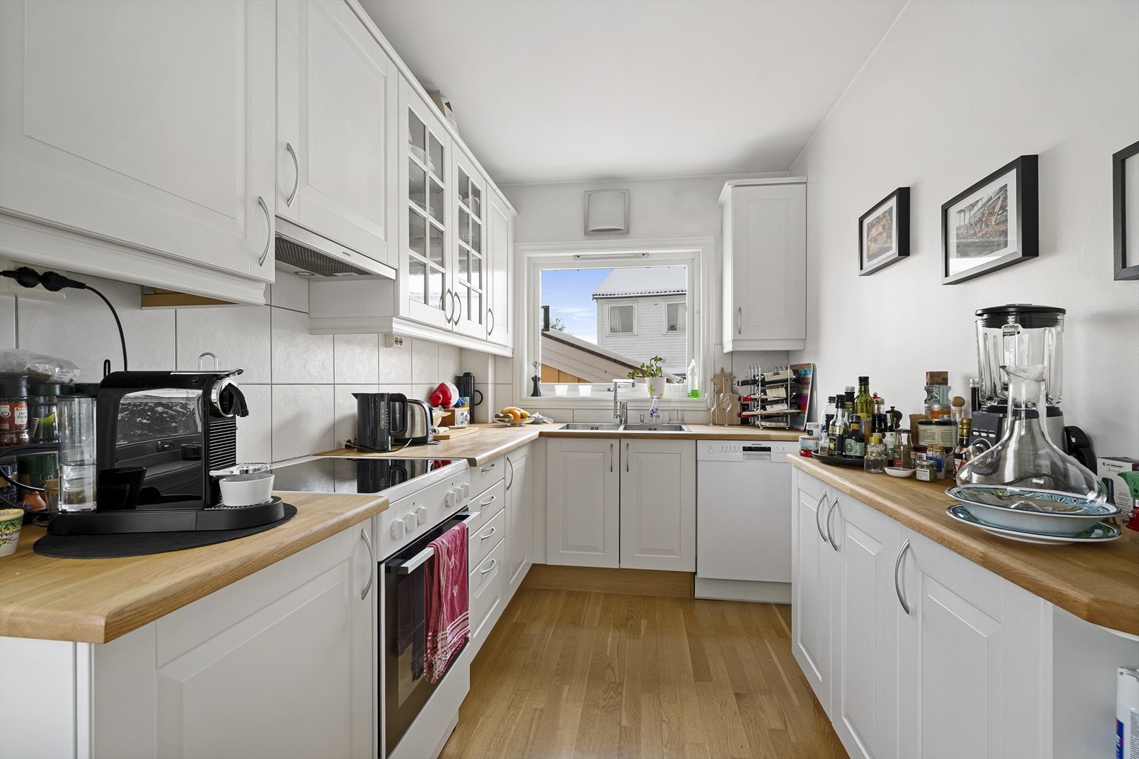 Pent hvitt Ikea-kjøkken i 1. etasje Galleribilde