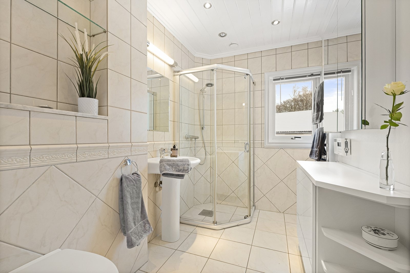 Helfliset bad med varmekabler, vegghengt wc, servant og dusj. Galleribilde