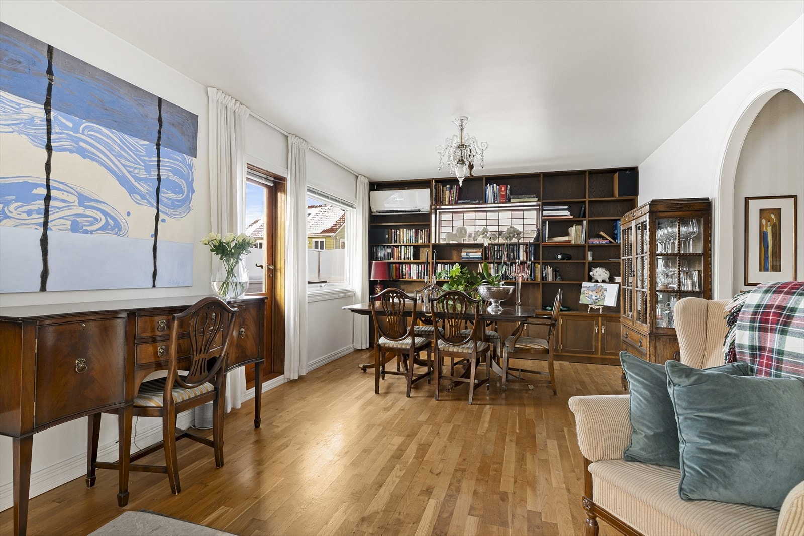 Lys og åpen stue og spisestue Galleribilde