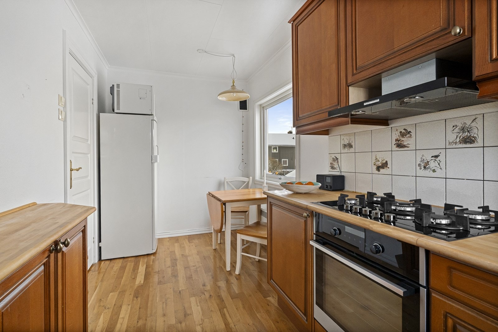 På kjøkken er det også plass til et lite spisebord Galleribilde