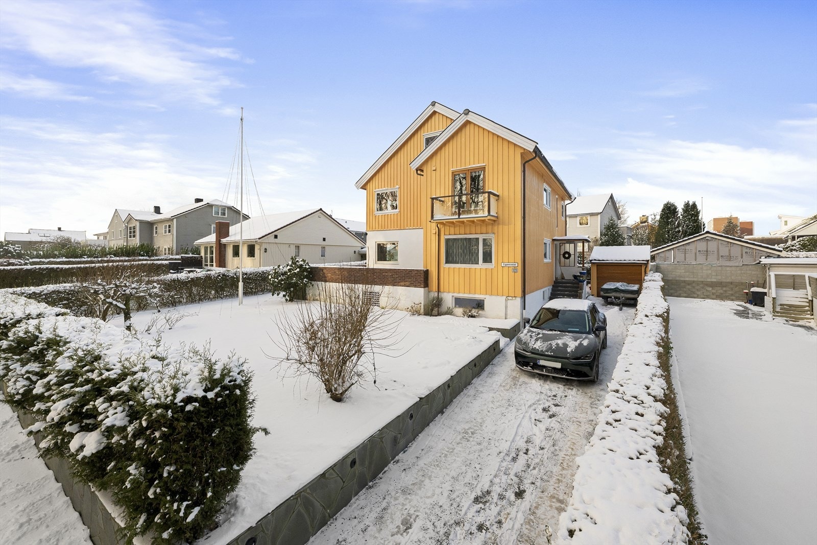 Stor, solrik hage. god biloppstillingsplass. Garasje med flott teakport. Galleribilde