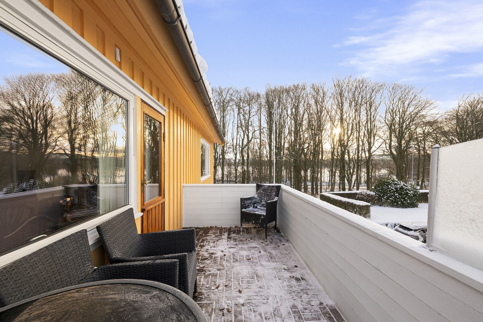 Utgang til solrik altan Galleribilde