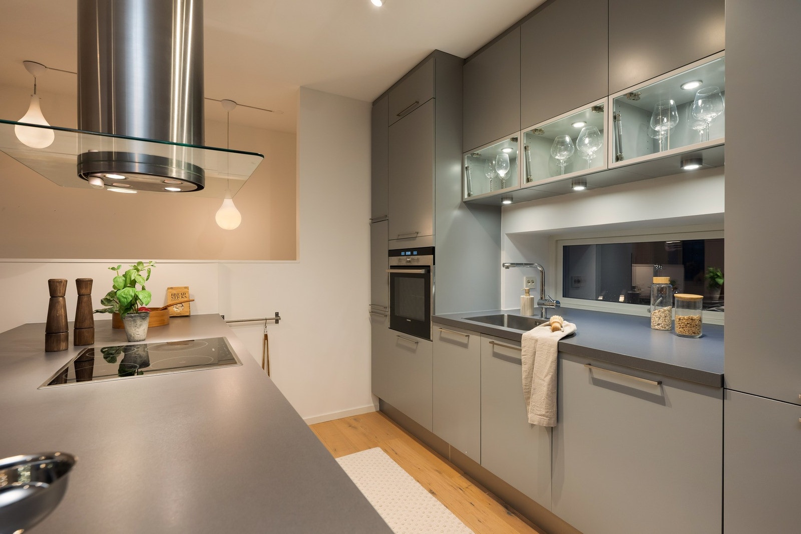 Stilrent kjøkken, gjort i moderne farger. Galleribilde