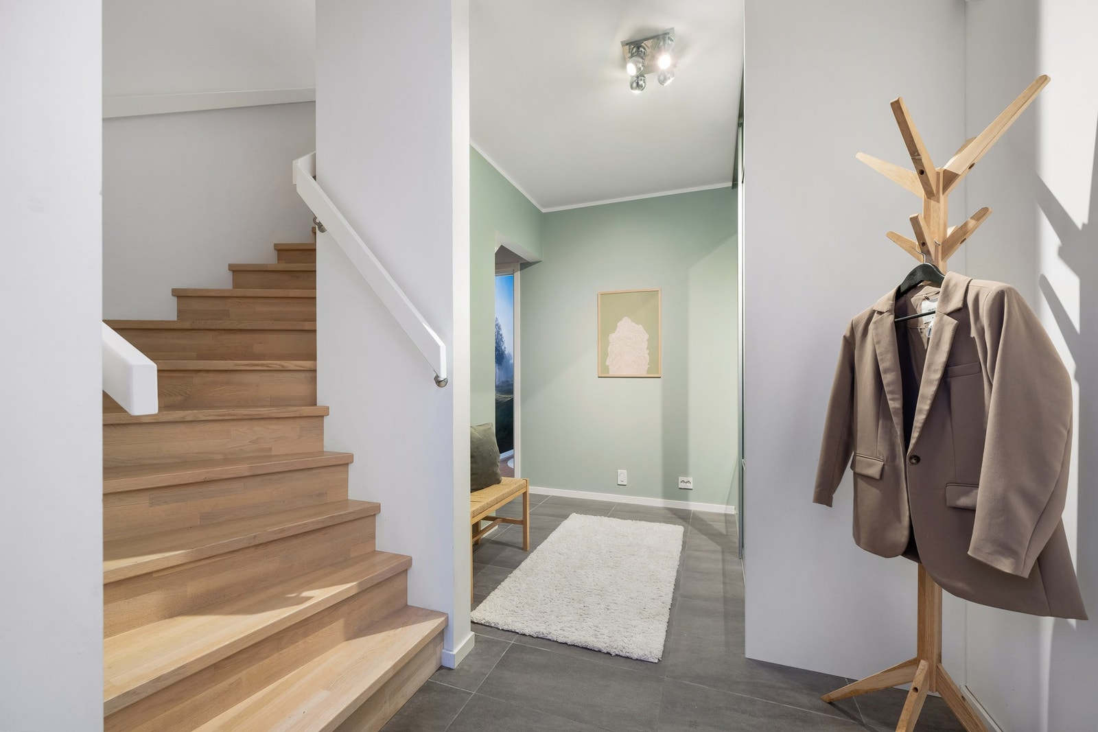 Boligens førsteinntrykk er en lys og romslig gang. Galleribilde