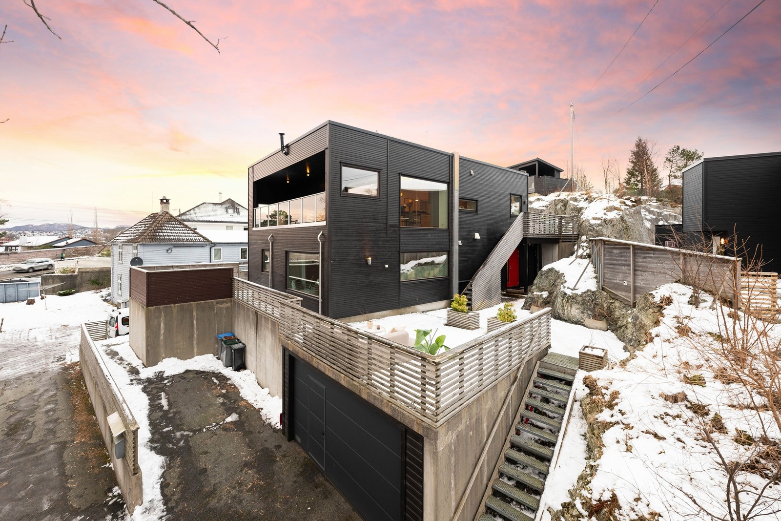 Tomten er opparbeidet med asfaltert tilkomst, biloppstillingsplass, trapper, murer, terrasser og noe beplantning. Galleribilde