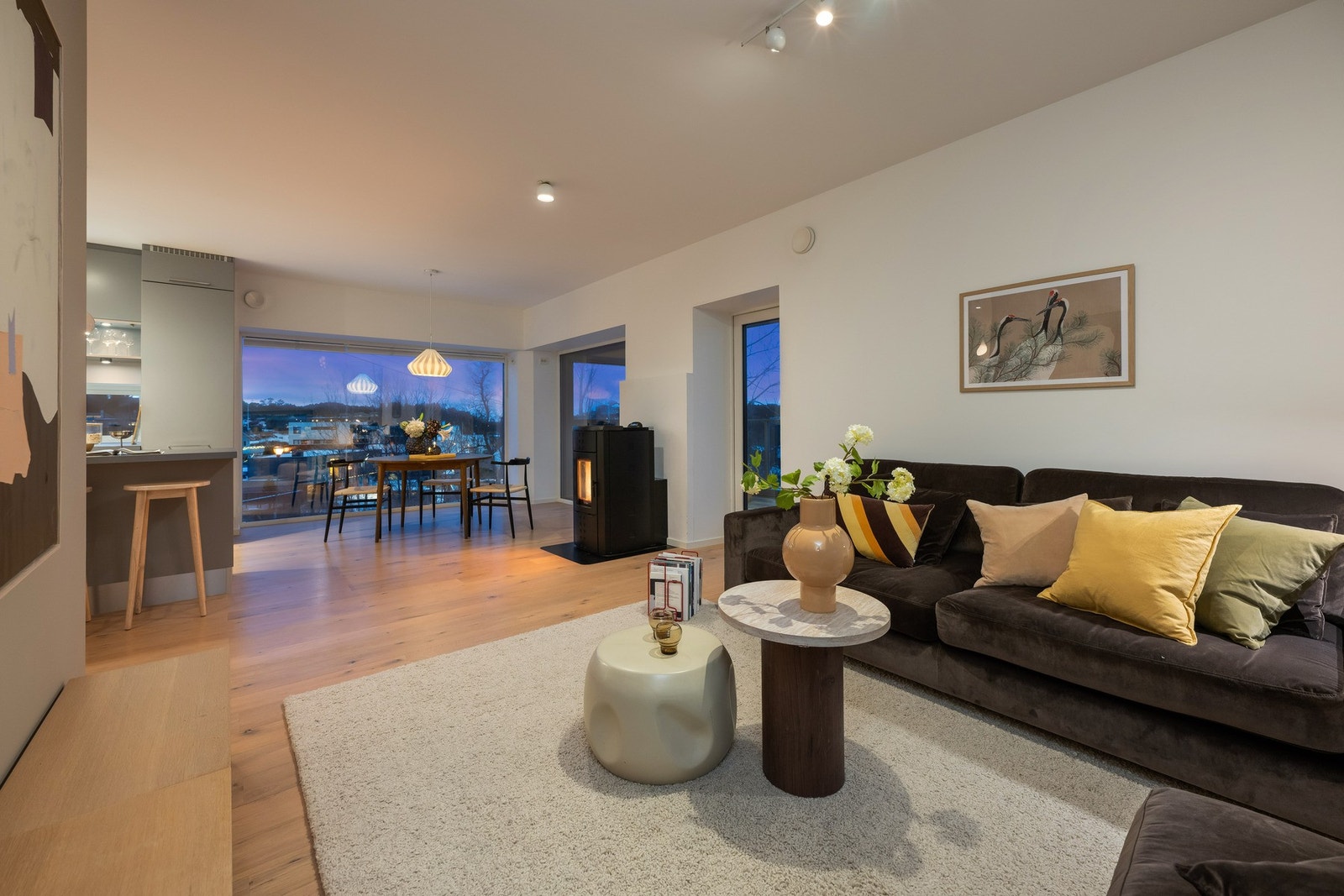 Rommet er lyst og luftig, gjort i stilrene farger og med gjennomgående en-stavs parkettgulv. Galleribilde