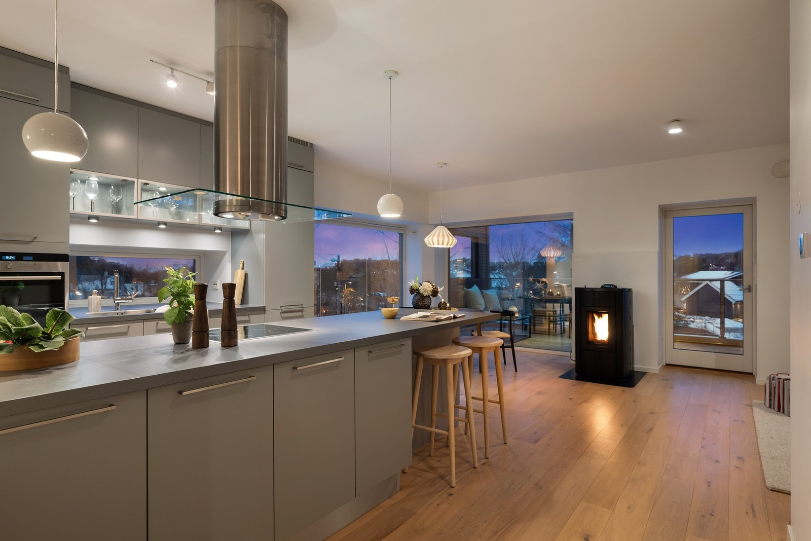 Velkommen til en knallflott del av tomannsbolig fra 2011, med moderne kvaliteter, store uteplasser, og familievennlig beliggenhet. Galleribilde