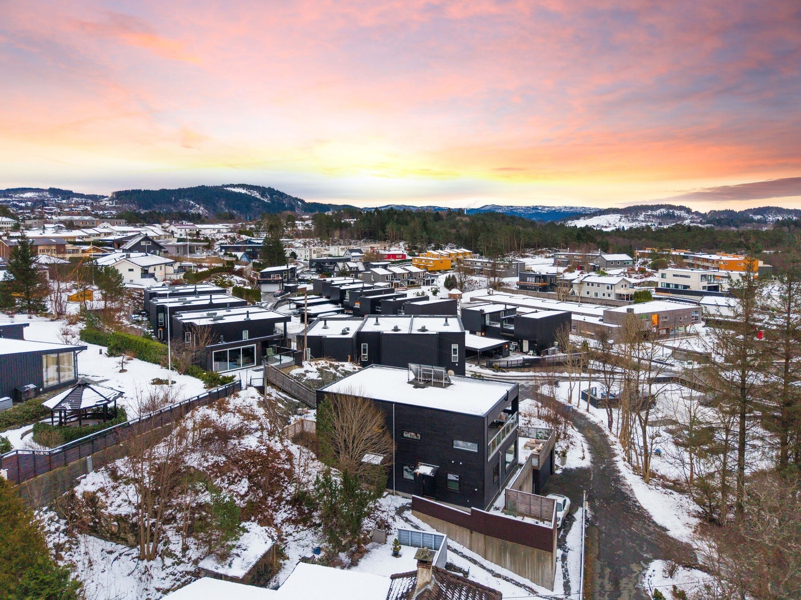 Her bor du i et rolig og etablert boligområde, med nærhet til alt av servicetilbud og naturopplevelser. Galleribilde
