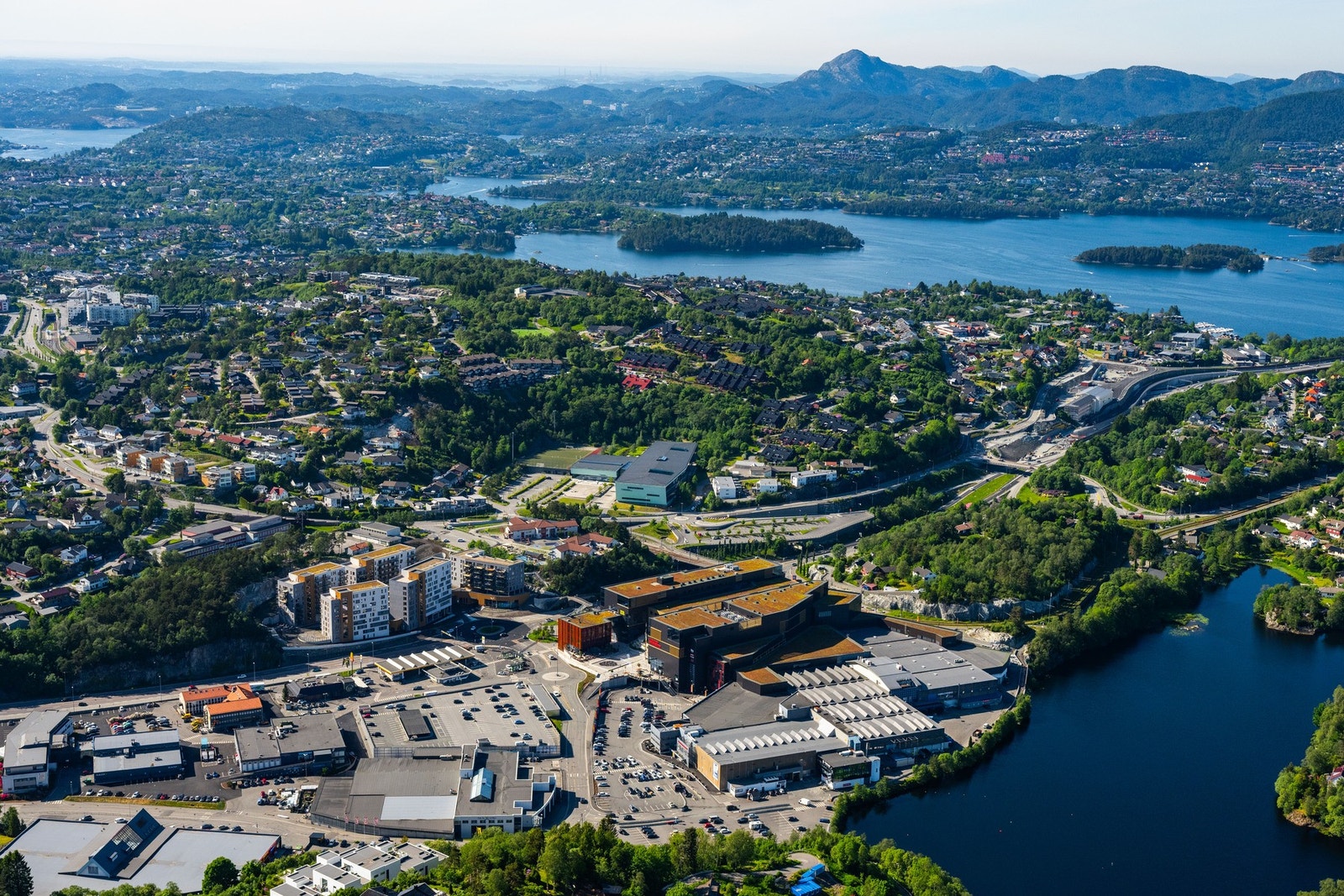 Her får en det beste av to verdener; nærhet til naturen og fine turmuligheter, samtidig som en har alt en trenger i hverdagen i umiddelbar nærhet. Galleribilde