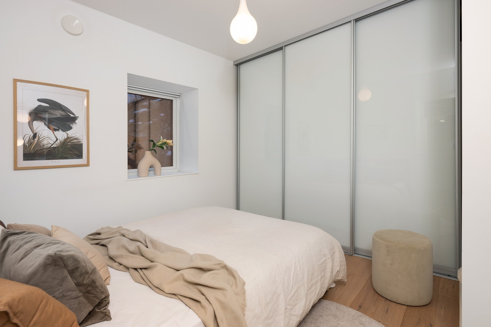 Det største soverommet har innebygget skyvedørsgarderobe. Galleribilde