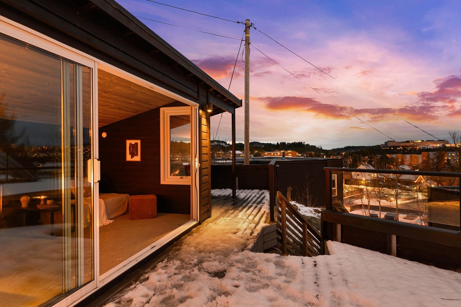 Videre er det tilkomst opp til enda en terrasse på 23 m², med vinterhage. Galleribilde