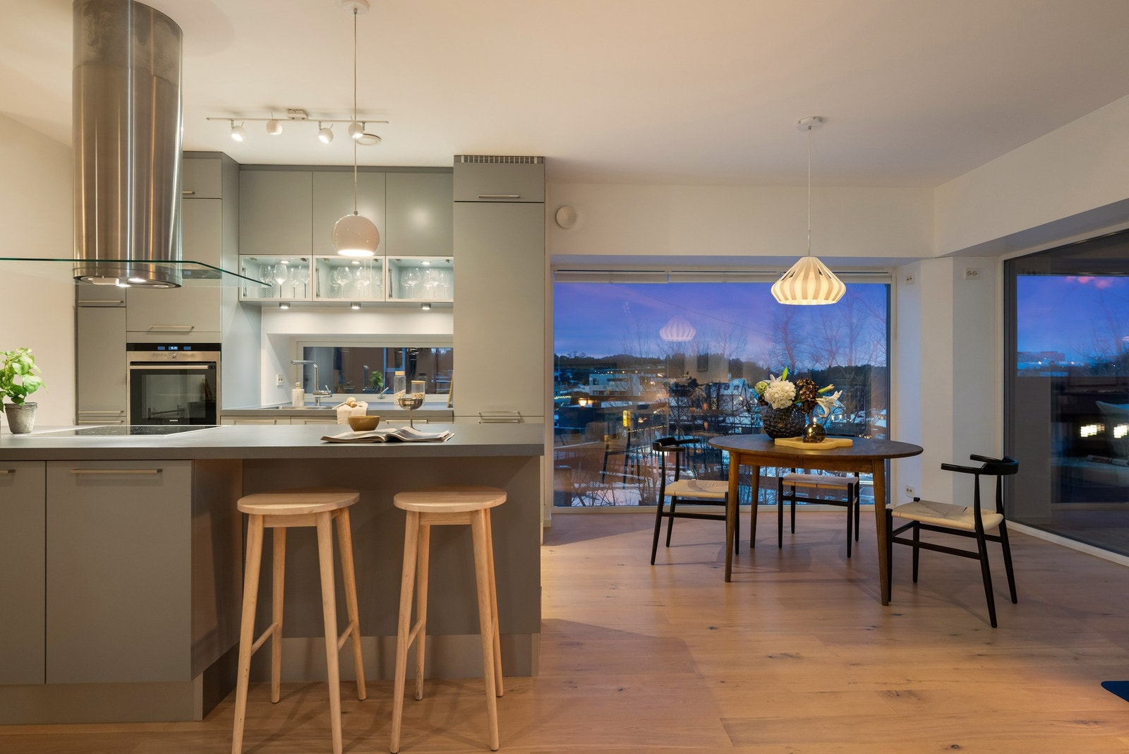 Store vindusflater sørger for rikelig med naturlig lysinnslipp, og bidrar til en svært god romfølelse. Galleribilde