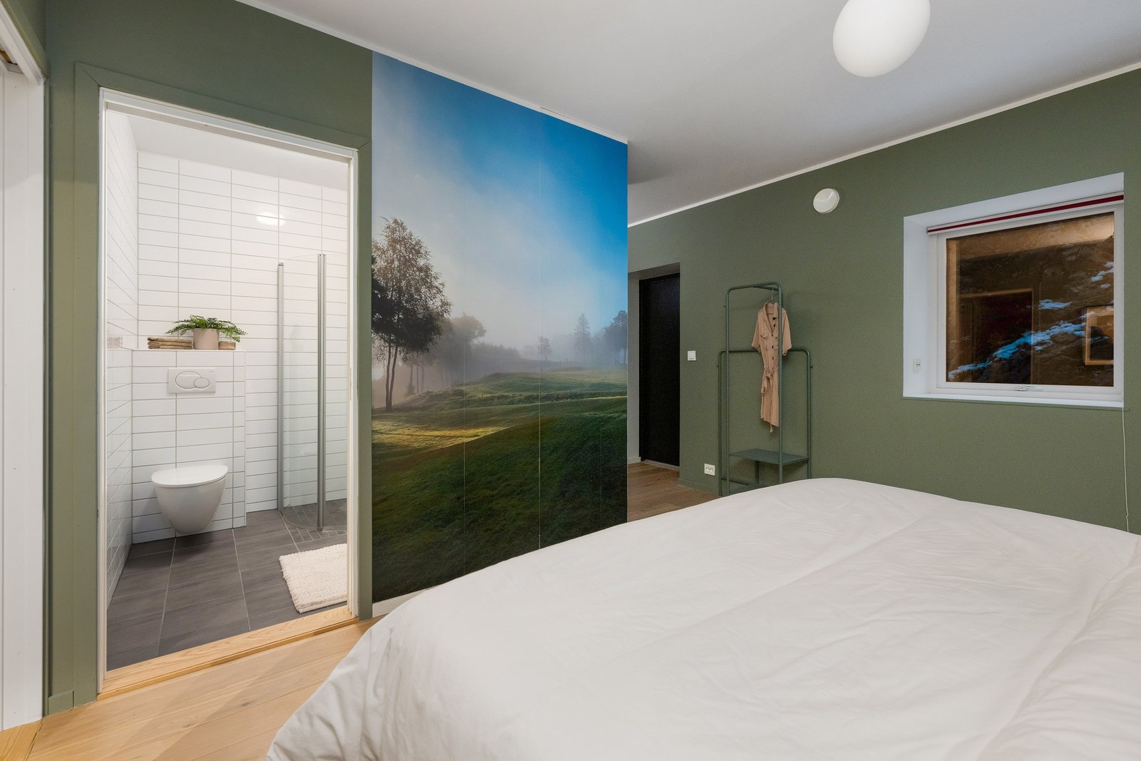 Rommet er på 18 m², og har godt med plass til ønsket møblering. Galleribilde