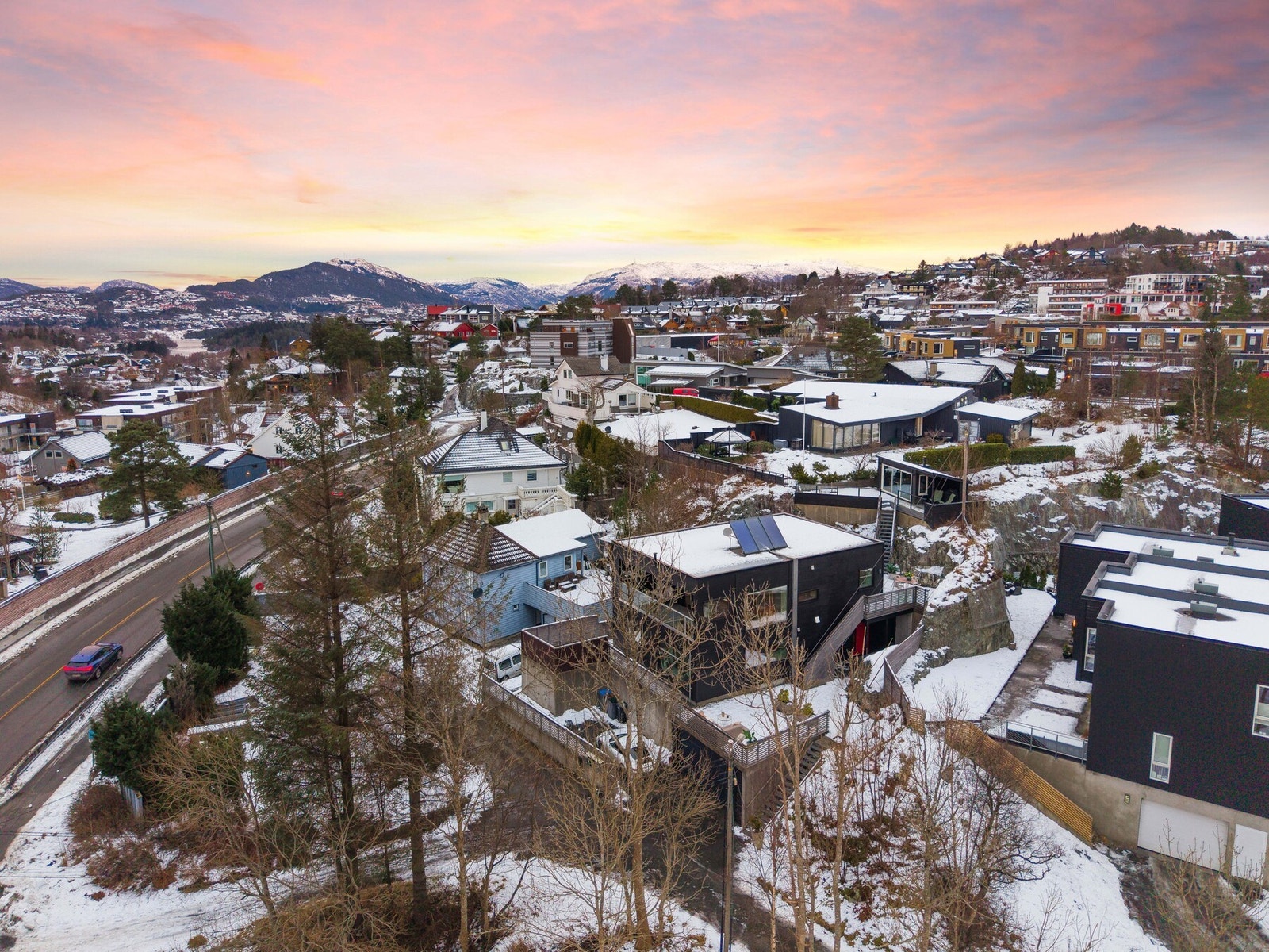 Området er kjent for sitt trygge og familievennlige miljø, med gangavstand til både skoler og barnehager. Galleribilde