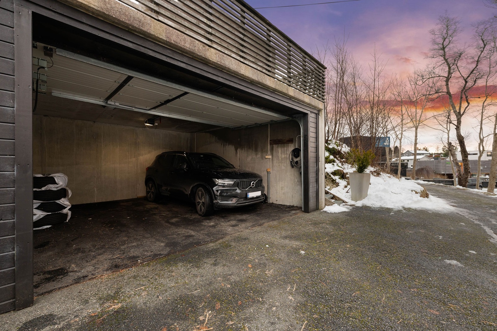 Parkering i egen dobbeltgarasje med elbillader. Galleribilde