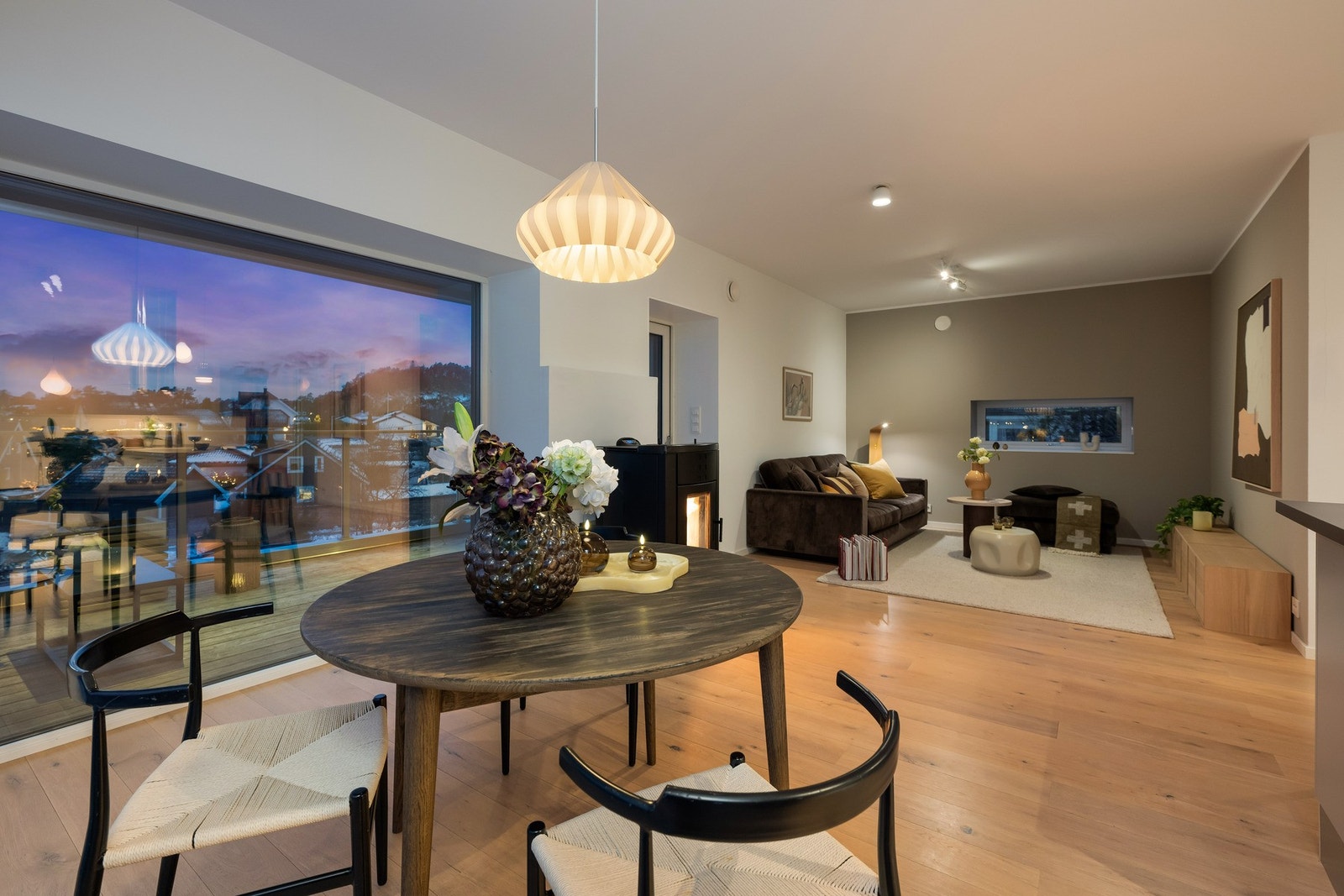 Boligens hjerte er den åpne og innbydende stue/kjøkkenløsningen. Galleribilde