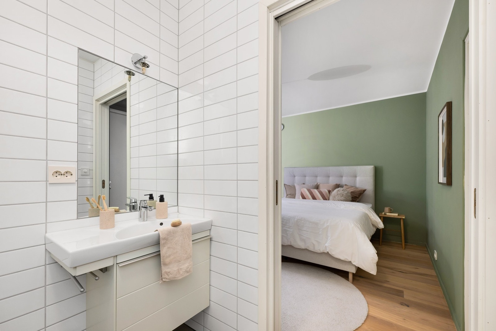 Lyst og helfliset bad med varmekabler i gulvet. Galleribilde