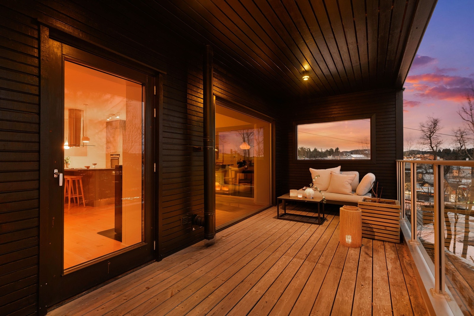 Terrassen har vestvendt beliggenhet, som gjør at en kan nyte utmerkede solforhold og mange flotte solnedganger. Galleribilde