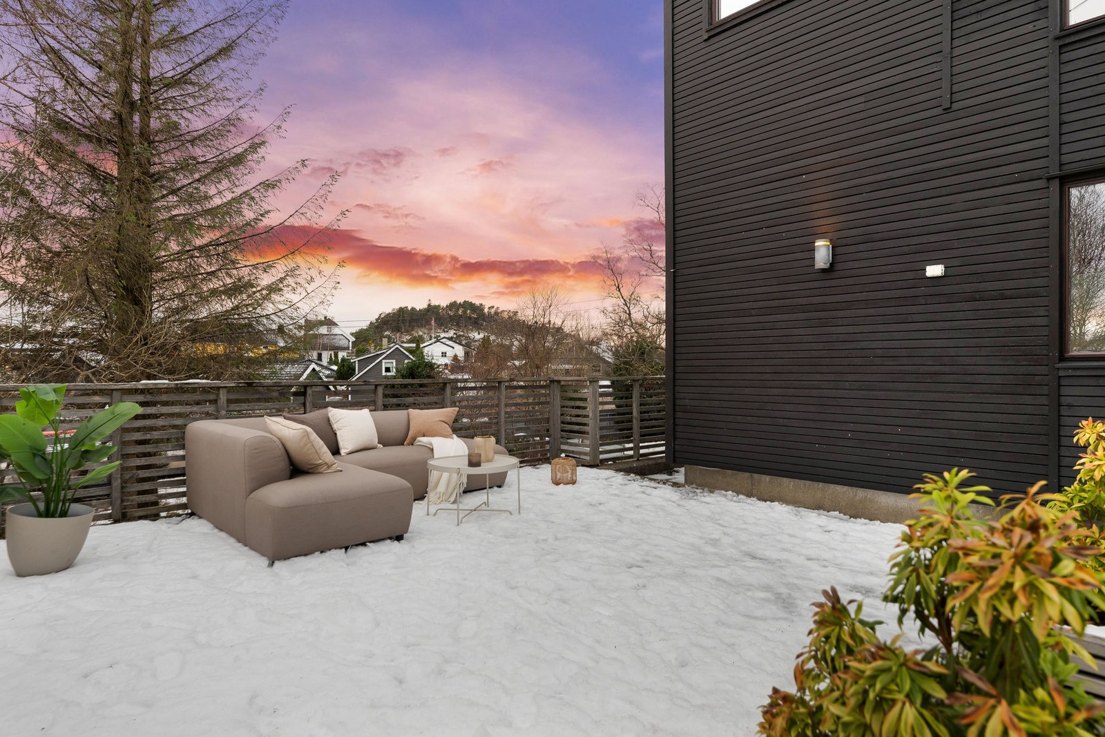 Ved inngangspartiet er en av boligens mange uteplasser. Galleribilde