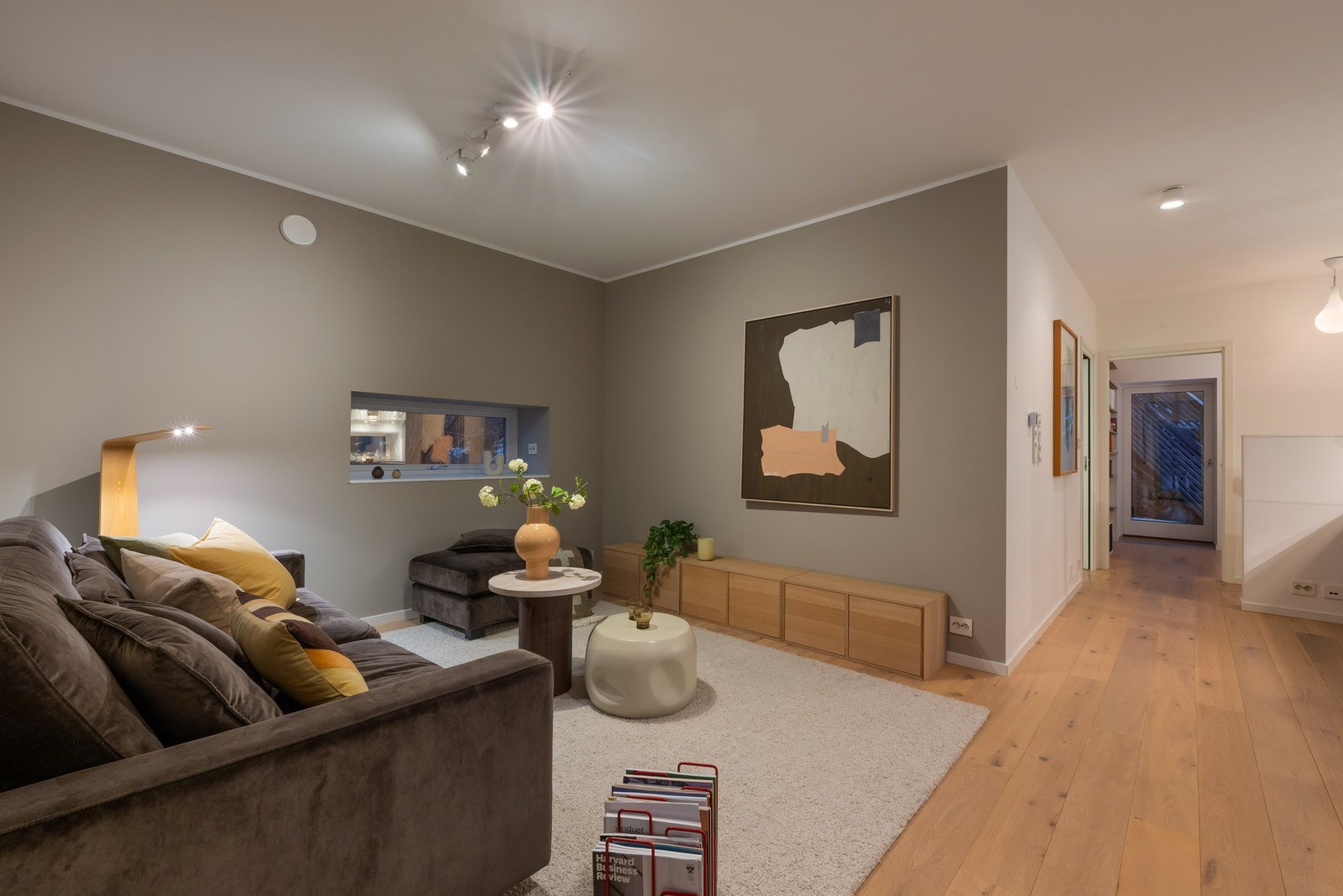 Her får en god plass til både sofaseksjon, spisebord og mediemøblement. Galleribilde