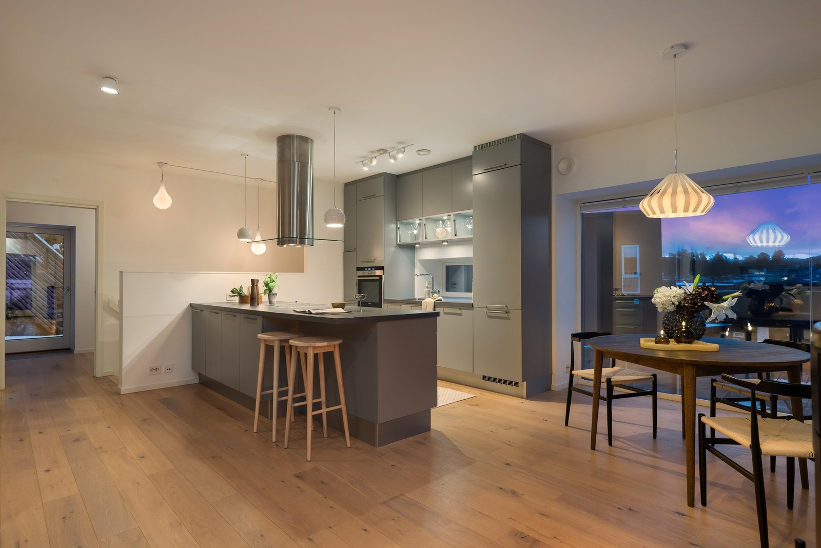 Spisestuen har sin naturlige plassering like ved kjøkkenet. Galleribilde