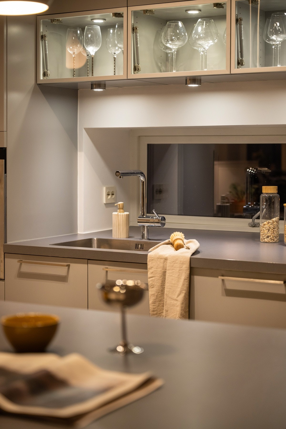 Kjøkkenet har godt med oppbevaringsplass i skap og skuffer, samt god arbeidsplass på benken. Galleribilde