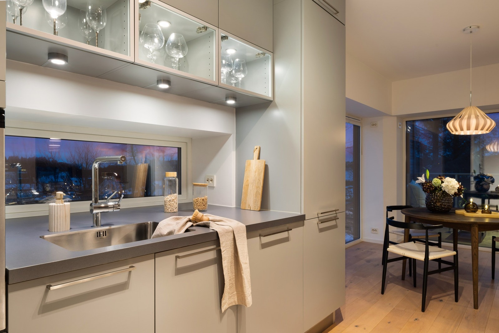 Av integrerte hvitevarer finner en induksjonsplatetopp, stekeovn, oppvaskmaskin, samt kjøl- og frys. Galleribilde