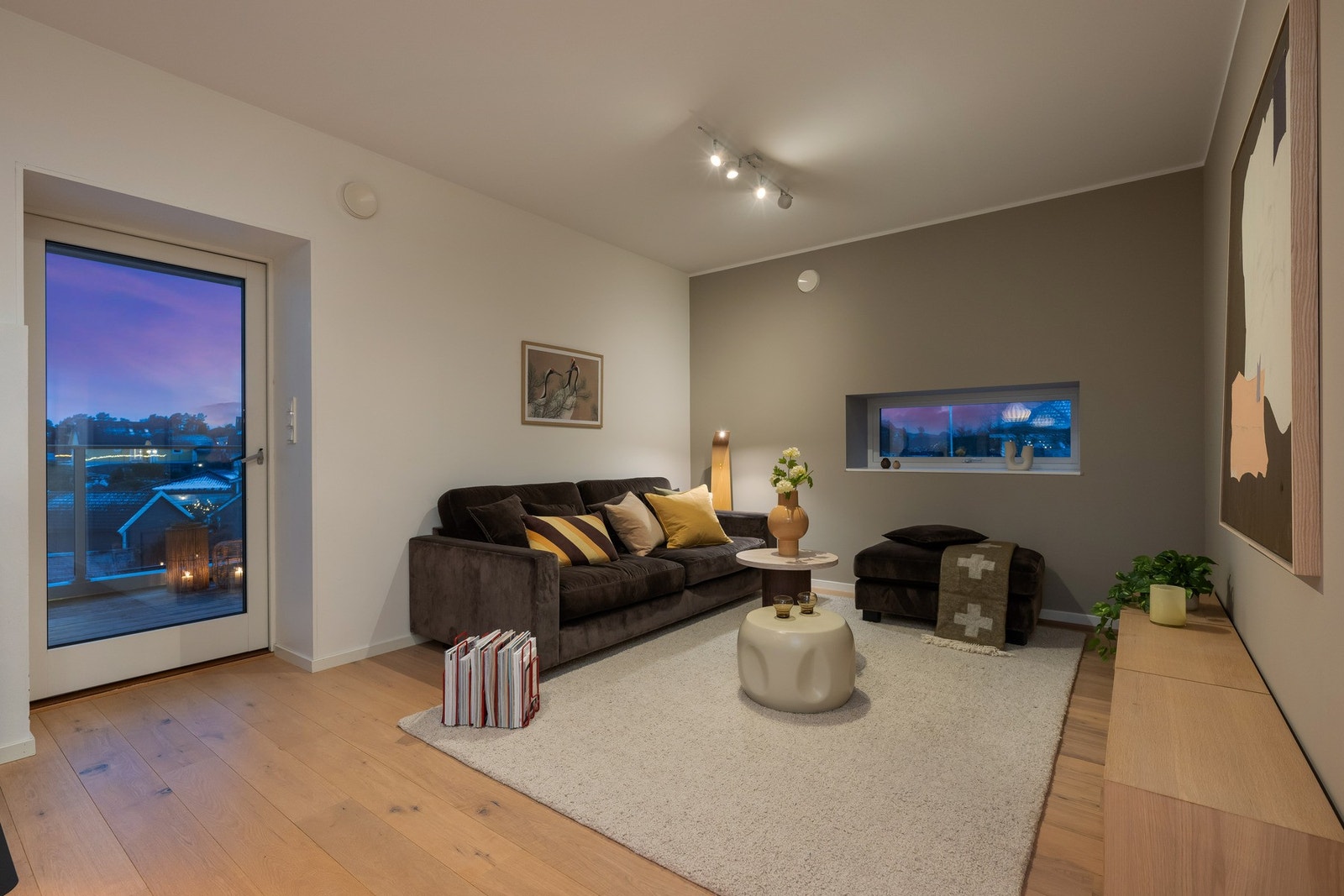 Rommet har et romslig areal på hele 45 m², og kan enkelt innredes i flere sosiale soner. Galleribilde