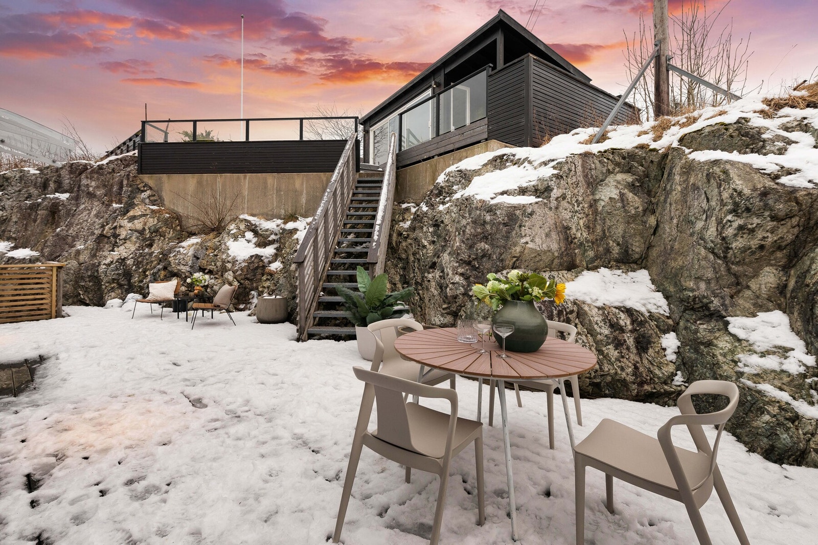 Boligens terrasser har alle god plass til ønskelig utemøblement, og er en svært god utnyttelse av tomten. Galleribilde