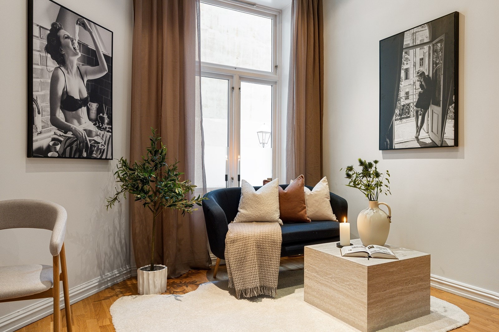 Stuen har god plass til sofa med tilhørende møblement. Galleribilde