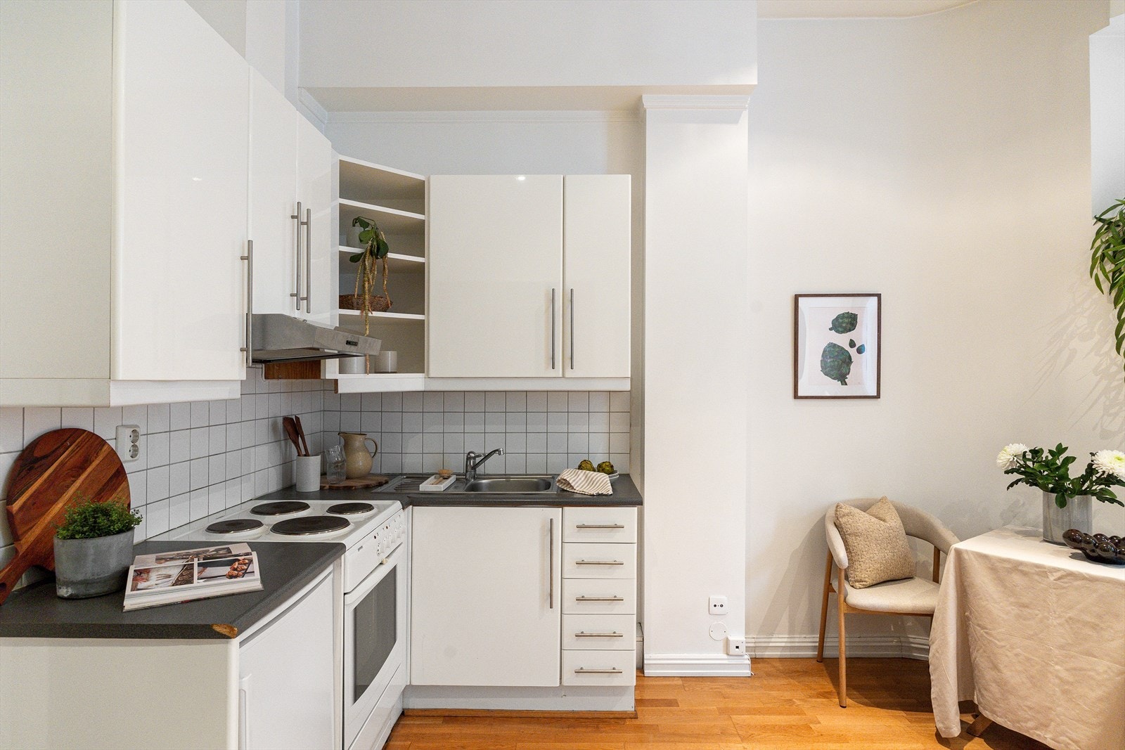 Benkeplaten har overliggende oppvaskkum med ettgreps blandebatteri fra FM Mattsson. Kjøkkenet er utstyrt med komfyr, mekanisk avtrekksvifte over stekesonen og opplegg for oppvaskmaskin. Galleribilde