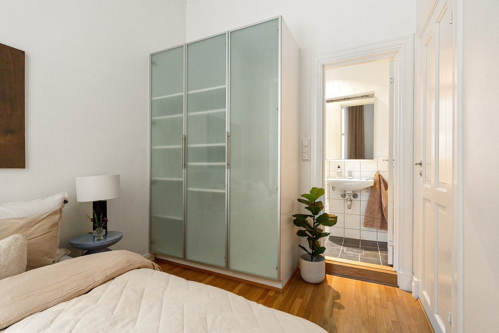 Soverommet har en imponerende takhøyde på hele 3,28 meter som skaper en god romfølelse. Galleribilde