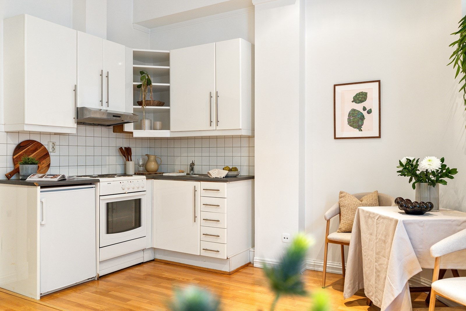 Eldre kjøkken med kjøkkeninnredning i glatte laminerte fronter og laminert benkeplate. Galleribilde